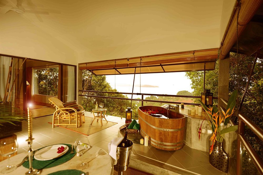 Ambong Rainforest Retreat Pantai Tengah  Exterior photo